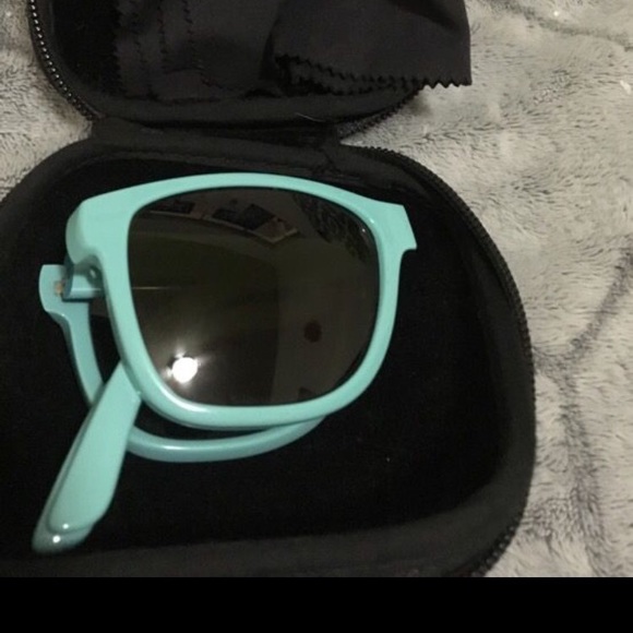 Burberry foldable sunglasses. - Picture 4 of 4